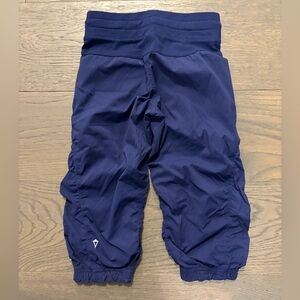 Ivivva by Lululemon navy studio crops sz 6 brand new ret $120